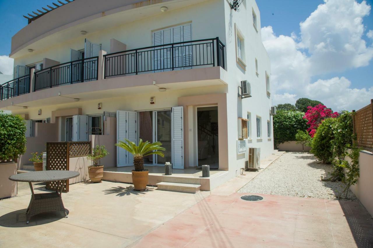 The Paradise Townhouses By Taimoura Paphos Bagian luar foto