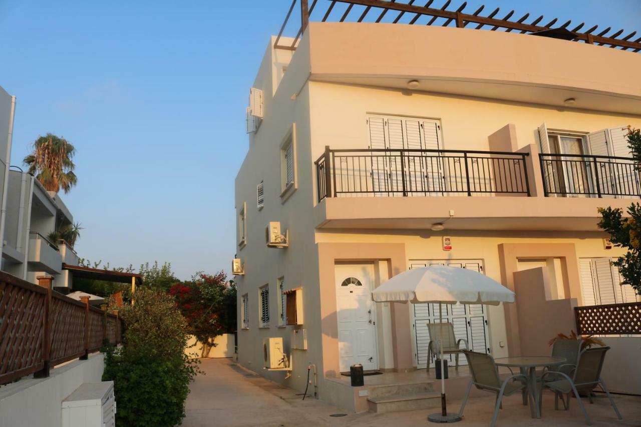 The Paradise Townhouses By Taimoura Paphos Bagian luar foto