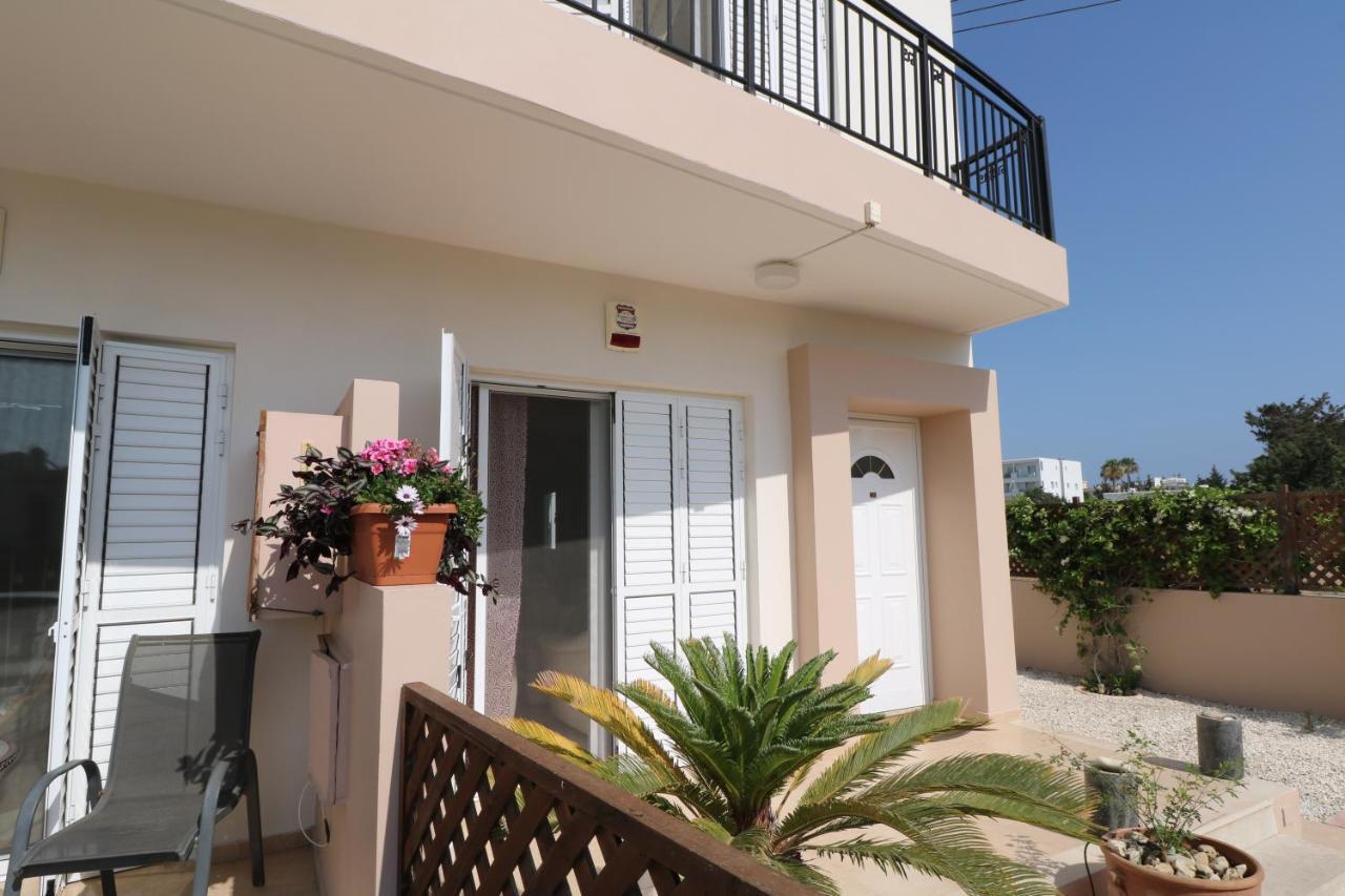 The Paradise Townhouses By Taimoura Paphos Bagian luar foto