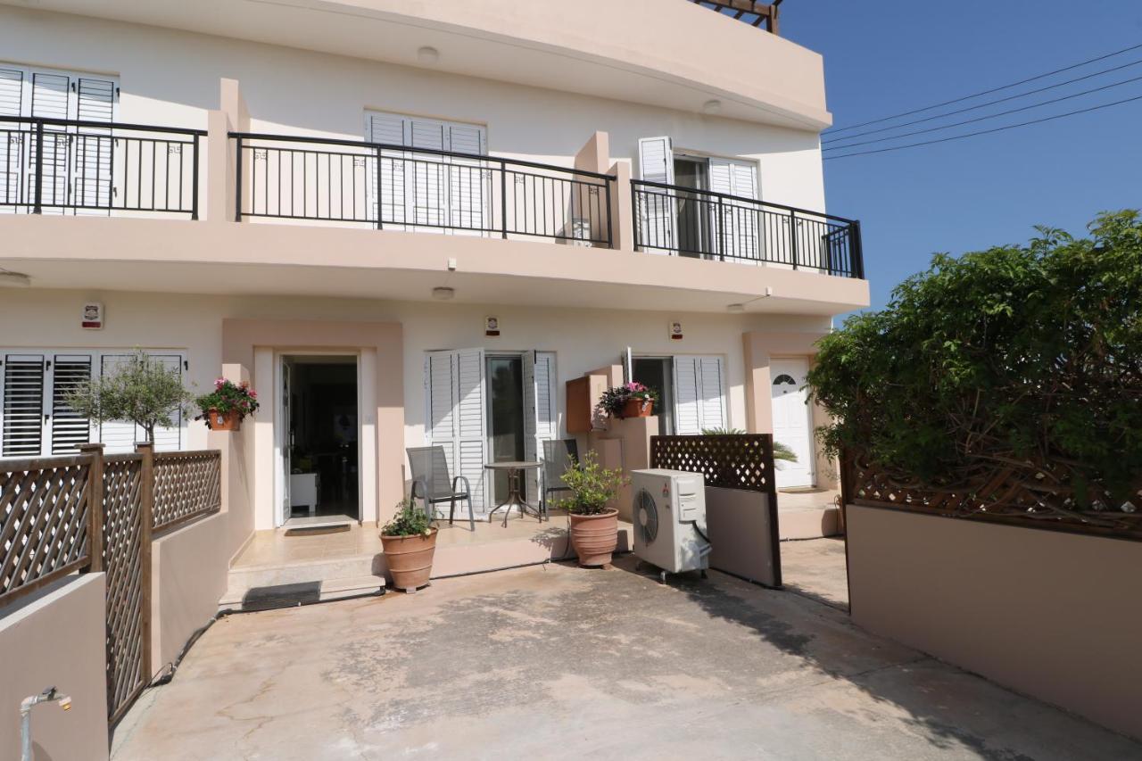 The Paradise Townhouses By Taimoura Paphos Bagian luar foto